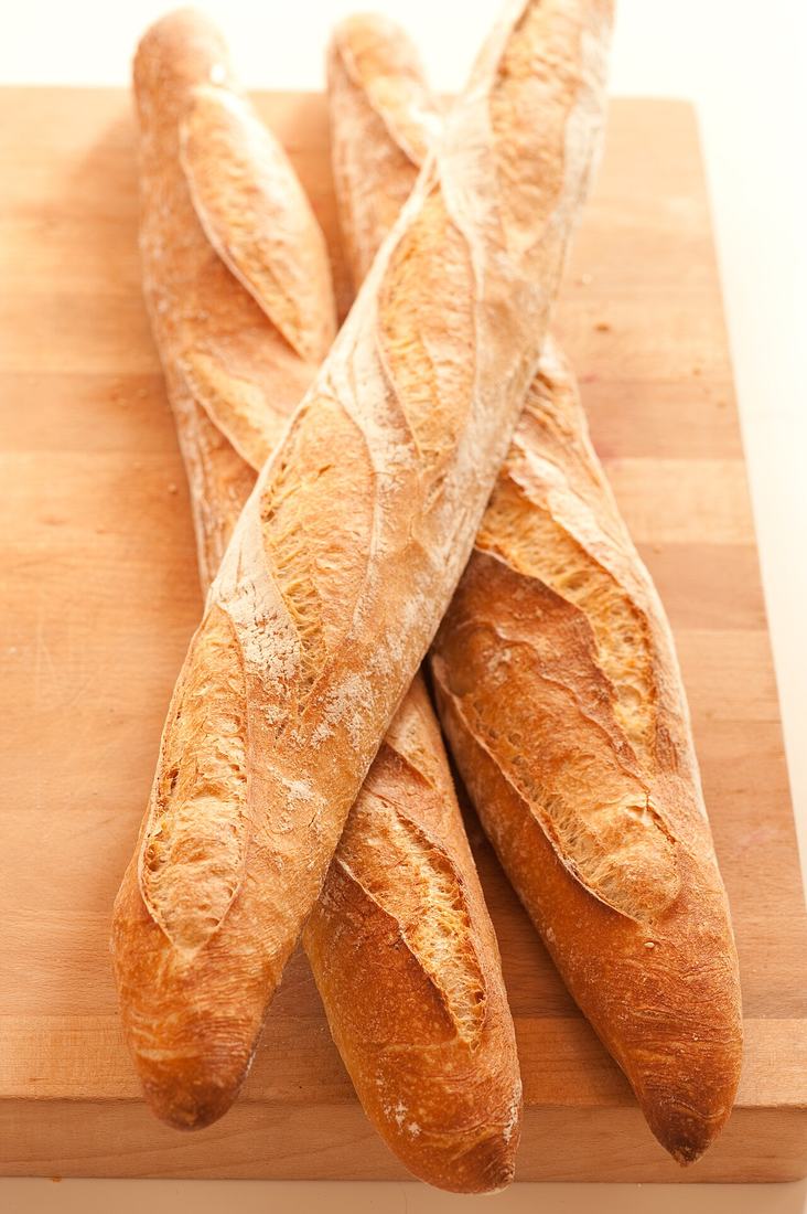 Baguettes sur une planche