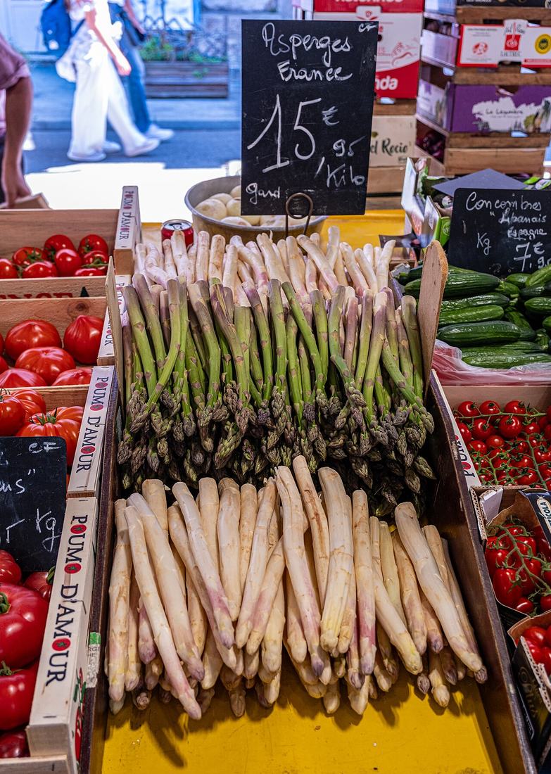 Asperges sur un etal de marche en France