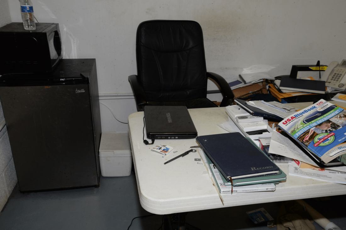 Bureau avec ordinateur portable et papiers
