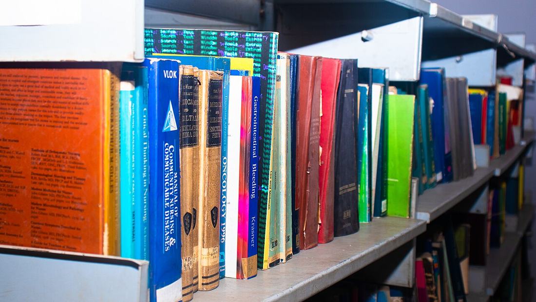 Livres sur des rayonnages