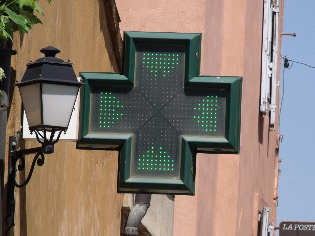 Croix verte de pharmacie à Roussillon