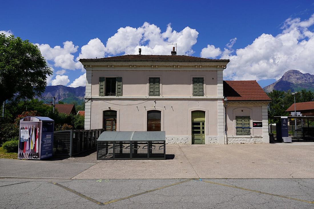 Bâtiment voyageurs d'une gare, avec consignes à vélos