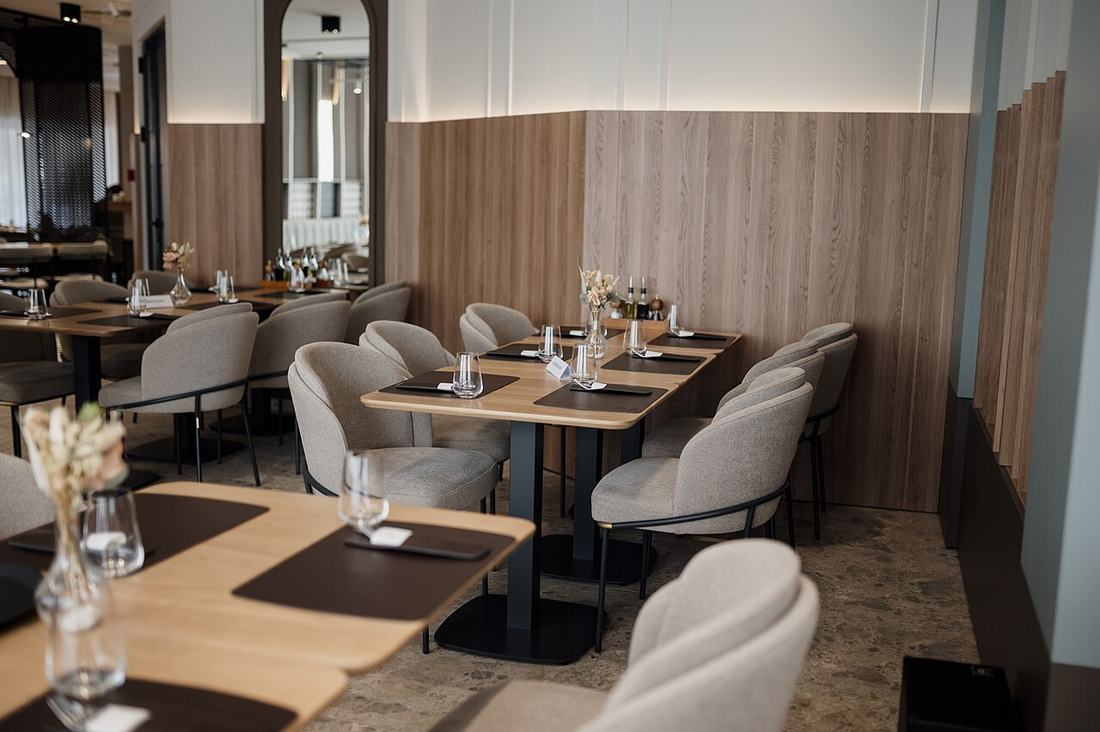 Salle à manger, tables dressées, sans clients