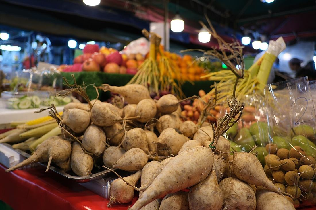 Légumes racines sur un etal de marche