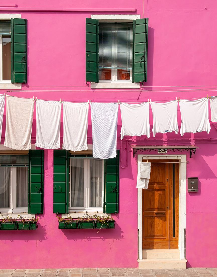 Façade colorée, linge étendu